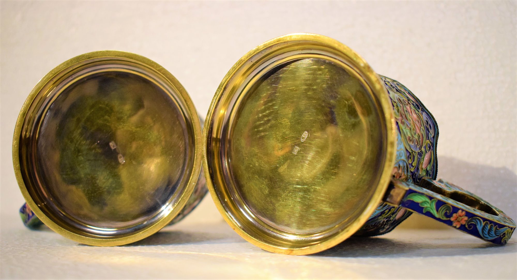 raro set di 6 tazze in argento dorato e smalti